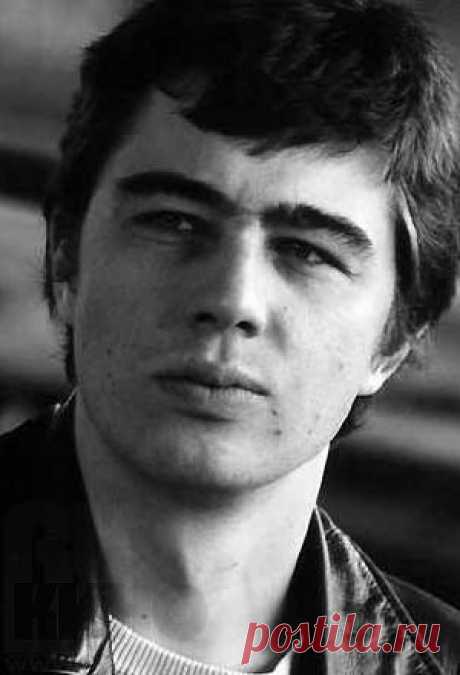 Сергей Бодров-мл. — биография, фильмография, фотографии актёра, режиссёра, сценариста Родился 27 декабря 1971г. в Москве в семье писателя, сценариста и режиссера Сергея Бодрова-старшего.  В 1993г. окончил отделение истории искусства исторического факультета МГУ.  В 1998г. защитил кандидатскую диссертацию по теме "Архитектура в венецианской живописи Возрождения".  С 1996 по 1999гг. - ведущий программы "Взгляд" (телеканал ОРТ).  В 2001г - ведущий реалити-шоу "Последний герой...