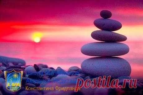 Не пытайтесь кого-то или что-то удержать в своей жизни. Это лишь приведет вас к страданию. 

Оглянитесь вокруг. Природа очень мудра. Все вокруг состоит из стихий. Попытайтесь удержать огонь - и вы обожжетесь. Ветер, воду или землю, - и они устремятся высыпаться сквозь пальцы. Всё рождено свободным. 

Ваша задача лишь создавать условия для того, чтобы костер ярче горел, но никак не держать его, иначе он вас поглотит. Свобода — вот что важно. Дайте людям и вещам вокруг вас с...