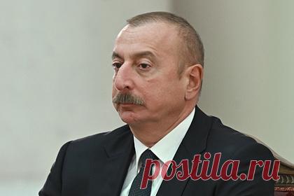 Алиев обвинил армян в стрельбе по азербайджанцам из-за спин российских военных. Армянские вооруженные силы использовали российских военных с военной базы в Гюмри, чтобы из-за их спин атаковать азербайджанцев. Об этом рассказал президент Азербайджана Ильхам Алиев. В результате стрельбы азербайджанская стороны понесла потери и была вынуждена атаковать в ответ.