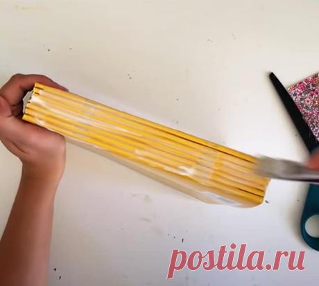 Простой проект DIY Joy: склеить несколько тонких тетрадей в один толстый журнал, укрепить корешок лентой и оформить обложку бумагой или краской.