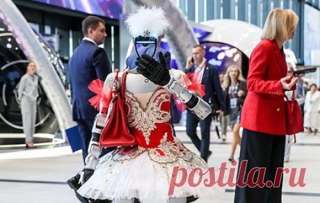 Более 140 стран, 6,6 трлн рублей и десятки литров кофе. Чем запомнился ПМЭФ 2026. Более 1 тыс. соглашений на общую сумму 6 трлн 642 млрд рублей заключили на Петербургском международном экономическом форуме 2026, сообщил на итоговом пресс-брифинге советник президента РФ, ответственный секретарь оргкомитета форума Антон Кобяков. В перерывах между сессиями гости выпили десятки литров кофе, разобрали 10 тыс. пачек башкирской соды и получили в подарок более 1,5 тыс. игрушечных делегатов форума