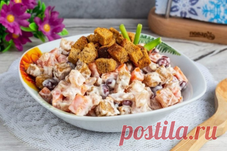 ​Салат с фасолью, копченой курицей и сухариками