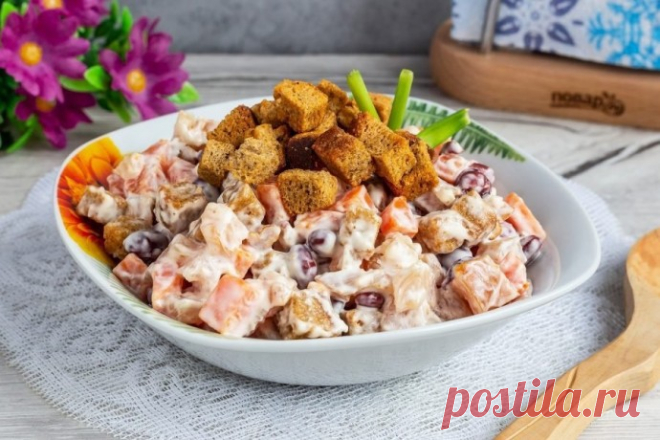 ​Салат с фасолью, копченой курицей и сухариками