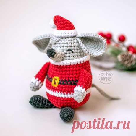PDF Мышонок Мак крючком. FREE crochet pattern; Аmigurumi animal patterns. Амигуруми схемы и описания на русском. Вязаные игрушки и поделки своими руками #amimore - Мышь, мышка, маленький мышонок, крыса.
