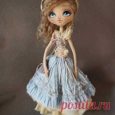 ПРОДАЁТСЯ. Цена 6500р.+250р. доставка
Эта кукла моей тезкой будет.. Наташа😘😘🌊⛵💌
Ростик ее 31 см. 
Волосы козочка. Вышивка чешским бисером. Использовала я тончайшие шелковые ленточки, кружево, разные виды тканей. 🌺В ножках бусины(шарниры). Куколка загрунтована, живопись личика выполнена акриловыми красками и пастелью, и закреплена специальным художественным лаком.  Что дает возможность сохранить внешний вид на долгие годы..💕❤💜💗