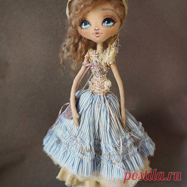 ПРОДАЁТСЯ. Цена 6500р.+250р. доставка
Эта кукла моей тезкой будет.. Наташа😘😘🌊⛵💌
Ростик ее 31 см. 
Волосы козочка. Вышивка чешским бисером. Использовала я тончайшие шелковые ленточки, кружево, разные виды тканей. 🌺В ножках бусины(шарниры). Куколка загрунтована, живопись личика выполнена акриловыми красками и пастелью, и закреплена специальным художественным лаком.  Что дает возможность сохранить внешний вид на долгие годы..💕❤💜💗