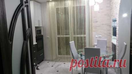 Кухня: белый кирпичик на стене, черный глянец на потолке