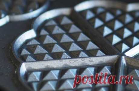 Чтобы толстые вафли не отмякали Чтобы толстые вафли не отмякали, После выпечки я складываю снятую горячую вафлю на металлическую подставку под горячее, пока печется следующая вафля, эта…