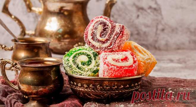 Как и из чего делается рахат-лукум — читать на Gastronom.ru Рахат-лукум — визитная карточка Турции. Коробками с этим сладким деликатесом забиты чемоданы отпускников, возвращающихся с турецких курортов. Но если в этом году вам не удалось выбраться в Измир или в Анталию, а по рахат-лукуму вы скучаете, то мы рас - статья на кулинарном сайте Gastronom.ru