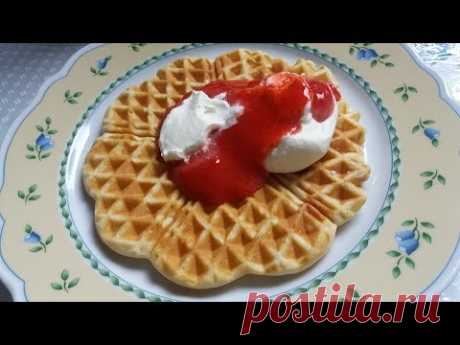 Вафли с клубникой со сливками