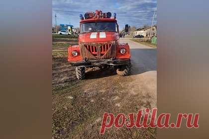 Пятеро детей и трое взрослых пострадали в аварии с пожарной машиной. В Саратовской области пятеро детей и трое взрослых пострадали в аварии при столкновении легкового автомобиля с пожарной машиной. Об этом сообщил глава регионального Минздрава Олег Костин. ДТП произошло в поселке Духовницкое. Автомобиль ВАЗ-2107 под управлением 60-летнего мужчины врезался в пожарный ЗИЛ.