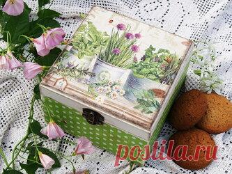 Техника декупажа дерева из салфеток – инструкция для начинающих В современном ритмичном мире стали дорого цениться изделия, созданные своими руками, неважно, одежда это, посуда, мебель или другие элементы декора. Это объясняется тем, что рынок перенасыщен продуктами машинного производства. В мире существует большое количество видов творчества, но эта статья погрузит Вас в мир декупажа. реди техник декупажа есть совсем простые в исполнении, как с пэчворк-мотивами, так и с коллажированием.