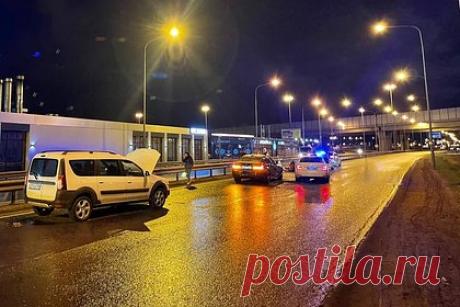 В Петербурге шестиклассник угнал BMW и устроил ДТП с полицейскими. В Санкт-Петербурге школьник угнал BMW, решил скрыться от погони и устроил ДТП, врезавшись в машину полицейских. В полицию обратилась 36-летняя женщина, которая заявила, что ее 14-летний сын угнал ее автомобиль. Позже в этот же день пропавший BMW заметили на Октябрьской набережной.