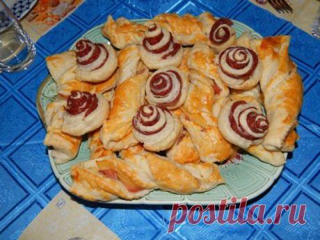 Мои похвастушки или Новые идеи к праздничному столу. Идея №2 Закусочные пирожки из слоеного теста «Роза» и «Слоёные косички» | Давай поговорим