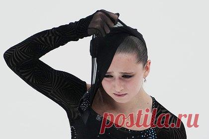 Сборную России лишили золота командного турнира Олимпийских игр-2022. Сборную России лишили золота командного турнира по фигурному катанию на Олимпийских играх-2022 из-за дисквалификации за допинг одиночницы Камилы Валиевой. В результате пересмотра баллов за турнир команда опустилась на третье место в турнирной таблице и получит бронзовые медали.