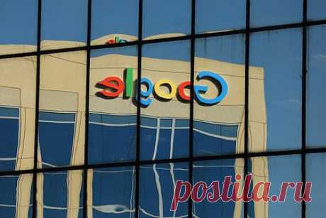 В Google решили уволить сотни сотрудников. Google увольняет сотни специалистов, включая работающих над голосовым помощником Google Assistant и в команде разработчиков оборудования дополненной реальности. Такие шаги корпорации объясняют давлением конкурентов из Microsoft и OpenAI, создателя ChatGPT, вынудившим искать ресурсы для вложений в приоритетные проекты.