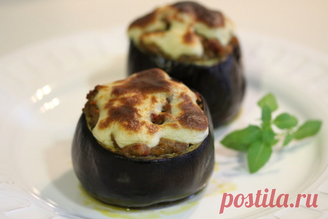 Баклажаны, фаршированные грибами и фаршем.
Вкуснейшие баклажаны, фаршированные грибами вёшанками, овощами и смешанным мясным фаршем.