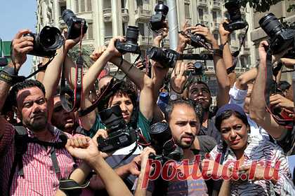 США призвали бороться с преследованием журналистов. Правительство США в международный день борьбы с безнаказанностью за преступления против журналистов призвало бороться с преследованием и запугиванием сотрудников СМИ. В Госдепе обратили внимание, что угрозы насилия и заключения все чаще поступают в адрес журналистов от властей, выходя за государственные границы.