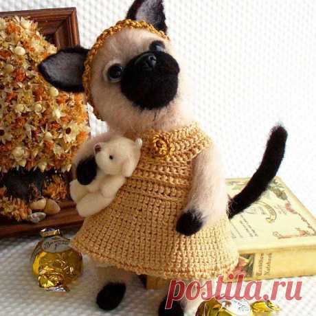 Сиамская кошечка Скарлетт мечтает о новой хозяйке!🐺👗🏠Спокойной ночи, хороших снов! А у рукодельниц работа продолжается!👋😊❤. #cat #siamesecatsofinstagram  #siam #винтажныйстиль #decor #japanese  #amigurumi #weamiguru #gold #eyes #blueeyes #золото #золотце #малышка #люблюкотов #люблюнемогу❤️ #красиваяя #подарок #ручнаяработаназаказ #голубыеглаза #голубоглазка #друзьятедди #друзья #сиамка #сиамскаякошка #shebbychic #shebby