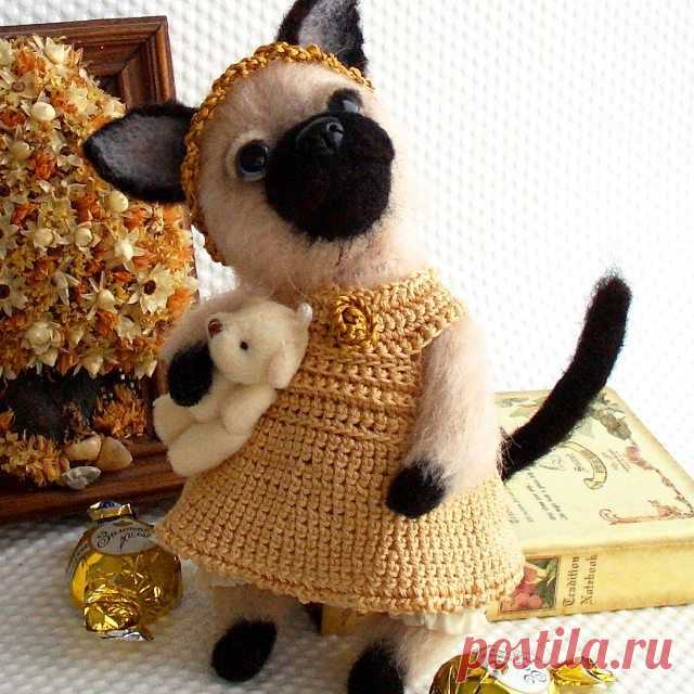 Сиамская кошечка Скарлетт мечтает о новой хозяйке!🐺👗🏠Спокойной ночи, хороших снов! А у рукодельниц работа продолжается!👋😊❤. #cat #siamesecatsofinstagram  #siam #винтажныйстиль #decor #japanese  #amigurumi #weamiguru #gold #eyes #blueeyes #золото #золотце #малышка #люблюкотов #люблюнемогу❤️ #красиваяя #подарок #ручнаяработаназаказ #голубыеглаза #голубоглазка #друзьятедди #друзья #сиамка #сиамскаякошка #shebbychic #shebby