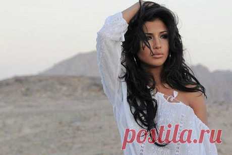 Душа нараспашку с табличкой: «НЕ МУСОРИТЬ!»,
Хотя, не критично… потом приберу.
И даже не важно, что сор этот внутренний
Нельзя просто выбросить вдруг поутру.

Плевки затираются, стены шпаклюются
И мусор рассован по разным углам.
И снова с улыбкой шагаю по улице,
По чьим-то иллюзиям, чьим-то мечтам.

Душа нараспашку с табличкой потертою
И в ней вечный праздник открытых дверей.
Душа нараспашку… а значит НЕ черствая,
А значит, я все еще верю в людей!