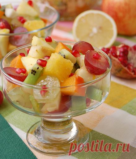 «Бомбовый» фруктовый салат. Рецепт салата из фруктов. Очень красочный и вкусный фруктовый салат, рецепт с медом – устройте праздник для детей! Смотрите подробные фото и читайте рецепт салата из фруктов - это бомба!