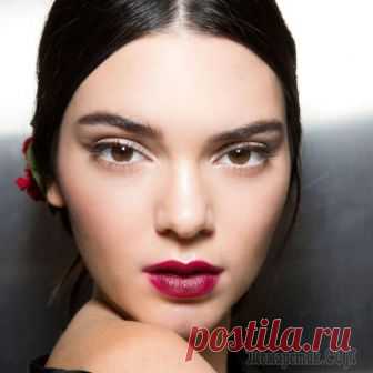 Макияж бровей — создаем привлекательные дуги Многие девушки пытаются подобрать правильный макияж и подчеркнуть красоту бровей. 
Но мало кто знает, как же правильно сделать красивый макияж бровей.
К этому вопросу нужно подойти особенно внимательн...