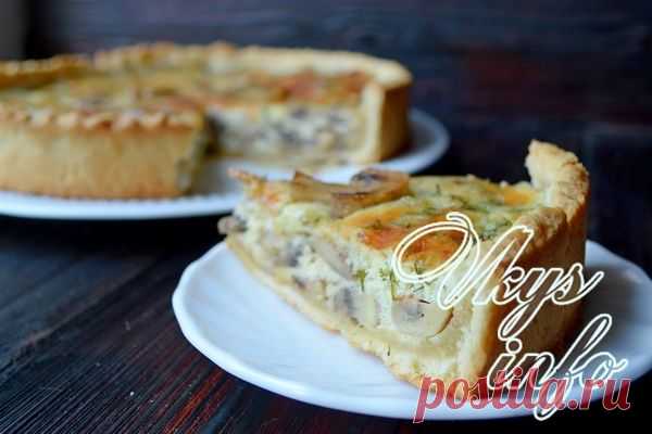 Пирог с грибами и сыром Для начала приготовьте песочное тесто для пирога с шампиньонами. В глубокую миску просейте через сито пшеничную муку и нарубите в нее маргарин. Разотрите вилкой, руками или используйте кухонную машину. Посолите маргарин с мукой, добавьте сметану и размешайте. Замесите песочное тесто. Можно