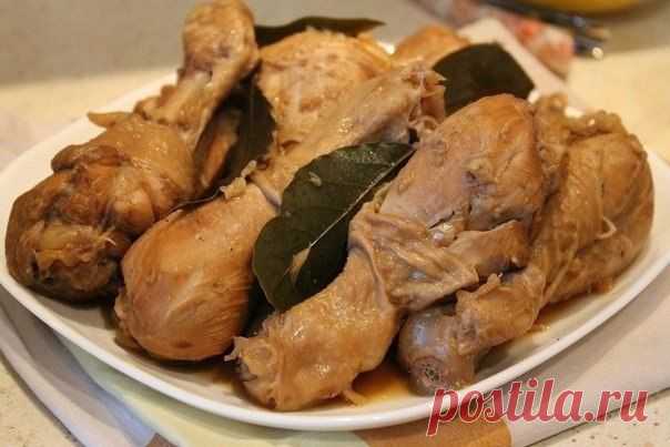 КУРИНЫЕ НОЖКИ в СОЕВОМ СОУСЕ  **Куриные ножки 1кг - 8шт на ночь в Маринад: соев/соус 1/3ст+ ябл/уксус 1/3ст+ прес/чеснок 1гол+ черн/перец. *В сотейник кладём курочку, добавим 1/2ст воды+ лавр/лист 4шт. *Тушим 45мин, иногда помешивая. Открываем крышку, тушим на сильном огне ещё 15мин. *Гарнир- темный рис. Какой пьянящий кисло-сладкий аромат !!!