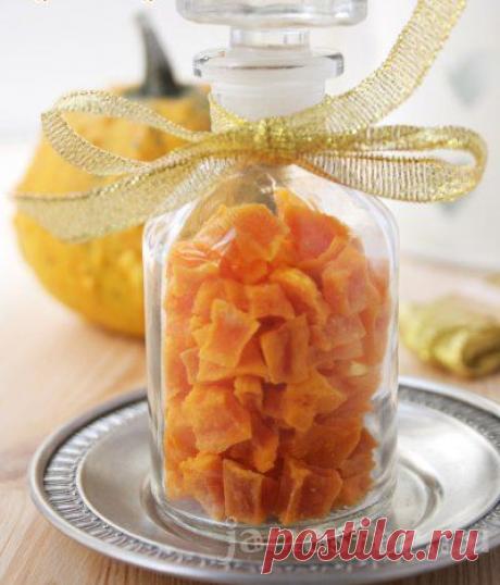 Тыквенные цукаты с шоколадом &amp;raquo; Мастерю - все своими руками

Тыквенные цукаты с шоколадом

Количество порций: не определено
Время приготовления: 2 ч. 
Калорийность: Среднекалорийный
Калорий в одной порции: 230 ккал / 100 г
Чтобы приготовить тыквенные цукаты с шоколадом, вам понадобится:
•	тыква – 300 г
•	апельсин – 1 шт.
•	сахар – 300 г + для обмакивания цукатов перед сушкой
•	корица – 1 палочка
•	шоколад – 1 плитка
Как приготовить тыквенные цукаты с шоколадом.