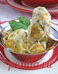 Жюльен с курицей и грибами Вам потребуется: Курица 250 г.  Шампиньоны свежие 250 г.  Лук репчатый 2 — 3 шт.  Сыр твердых сортов 150 г.  Сметана 100 — 130 мл.  Мука пшеничная 1-2 ст.л.  Соль по вкусу.  Смесь перцев по вкусу.  Масло растительное 2 ст.л. Как готовить: 1. Начинаю я обычно с того, что на растительном масле обжариваю шампиньоны с луком. Хорошо бы сохранить традиционную нарезку ингредиентов соломкой.