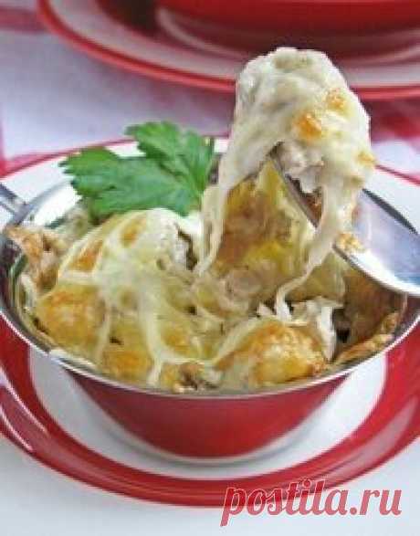 Жюльен с курицей и грибами Вам потребуется: Курица 250 г.  Шампиньоны свежие 250 г.  Лук репчатый 2 — 3 шт.  Сыр твердых сортов 150 г.  Сметана 100 — 130 мл.  Мука пшеничная 1-2 ст.л.  Соль по вкусу.  Смесь перцев по вкусу.  Масло растительное 2 ст.л. Как готовить: 1. Начинаю я обычно с того, что на растительном масле обжариваю шампиньоны с луком. Хорошо бы сохранить традиционную нарезку ингредиентов соломкой.
