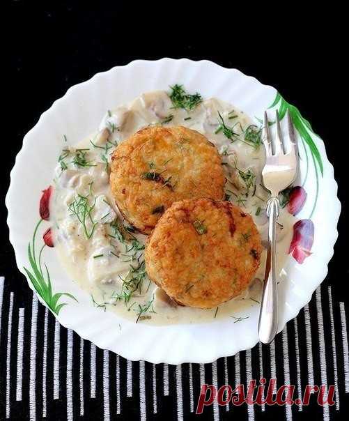 КУРИНЫЕ КОТЛЕТЫ С СЫРОМ И ГРИБНОЙ СОУС