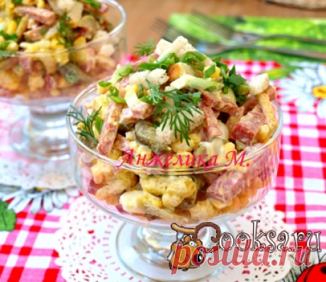 Салат с копчёной колбасой и сухариками фото рецепт приготовления