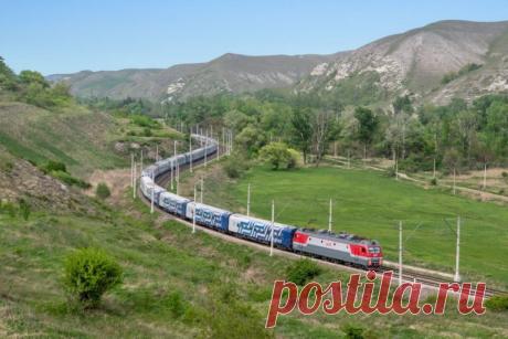 Компания «Гранд Сервис Экспресс» подвела итоги работы за летний курортный сезон.
В период с 1 мая по 30 сентября 2025 г. поездами «Таврия» в Крым и обратно перевезено 3.04 млн. человек. Еще 66 тыс. пассажиров проехали поездами «Гранд Экспресс» Москва – Санкт-Петербург. Это на 3% больше, чем в 2024 г.
Всего использовалось 53 поезда «Таврия» и 2 «Гранд Экспресс».
На крымском направлении курсировало 10 круглогодичных и 11 сезонных поездов.
А вы путешествуете поездами «Таврия»?