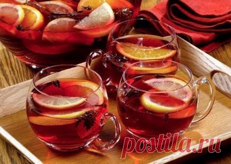 РЕЦЕПТЫ СОГРЕВАЮЩЕГО ГЛИНТВЕЙНА: ТОП-5 ЛУЧШИХ 
В холодные зимние дни, самое оно 

1) Классический Глинтвейн

ИНГРЕДИЕНТЫ:
 столового красного вина — 750 мл
 гвоздика — 6-7 штук
 мускатный орех — по вкусу
 вода -1/3 стакана
 сахар — 1 ст. л.

ПРИГОТОВЛЕНИЕ:
Берем гвоздику, молотый мускатный орех засыпаем в турку, наливаем воды, доводим до кипения и варим еще одну минуту. После этого отвар должен настояться 10-15 минут. Вино наливаем в кастрюлю и ставим на огонь. Когда оно с...