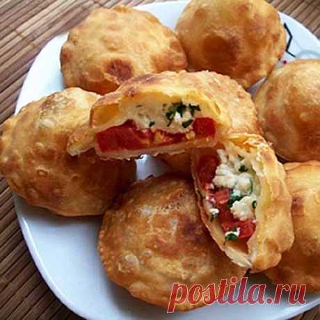 Необычные пирожки с необычной начинкой 
Они даже вкуснее чебуреков! Хрустящее тесто идеально сочетается с ароматными помидорами, творожной начинкой, чесноком и зеленью, они получаются очень сочными и ароматными!
Состав:
Тесто:

Мука — 3,5с…