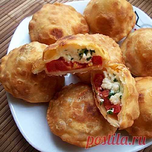 Необычные пирожки с необычной начинкой 
Они даже вкуснее чебуреков! Хрустящее тесто идеально сочетается с ароматными помидорами, творожной начинкой, чесноком и зеленью, они получаются очень сочными и ароматными!
Состав:
Тесто:

Мука — 3,5с…