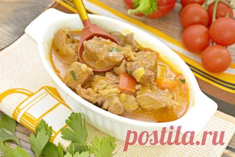 Паприкаш из индейки Паприкаш из индейки - это традиционное венгерское блюдо, приготовленное из нежного индюшиного мяса, томлённого с болгарским перцем, луком и томатно-сметанным соусом. Блюдо получается ароматным и сочным, идеально сочетается с различными гарнирами.