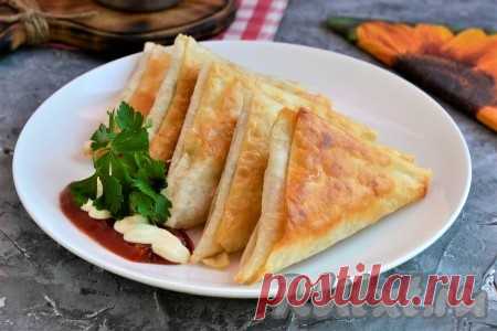 Треугольники из лаваша с колбасой и сыром - 12 пошаговых фото в рецепте Предлагаю приготовить очень аппетитную, достаточно сытную закуску - треугольники из лаваша с колбасой и сыром. Это блюдо станет прекрасным завтраком или перекусом. Готовится всё просто, а получается очень вкусно! Хрустящий лаваш с колбаской и расплавленным сыром внутри понравится многим. ...
