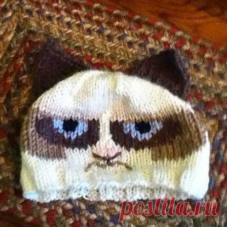 Hats for Women: Ravelry: Grumpy Hat - Hat with Tardar Sauce, the Grumpy Cats face pattern by Corina Cook Мода и увлечения у каждого бывают свои, но если бы они были одинаковыми, то мы были бы не интересны друг другу.
Разброс по стилю даже очень большой.
Мне показалось интересным поделиться с посетителями Поэмбук своими "портфолио", поэтому я завела для этого отдельную тему.
Приготовьтесь к тому, что тема будет наполняться разными видами одежды, аксессуаров, украшений, предметов быта и всего то…