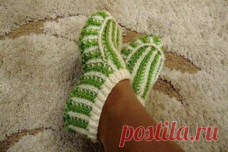 Двухцветные теплые домашние тапочки (Вязание спицами) – Журнал Вдохновение Рукодельницы
