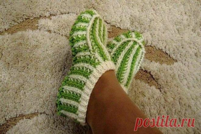Двухцветные теплые домашние тапочки (Вязание спицами) – Журнал Вдохновение Рукодельницы