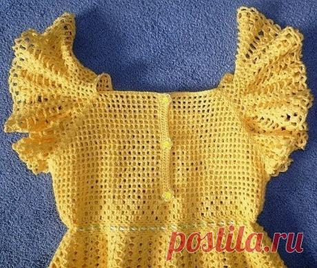 Платье крючком для девочки. Краткое описание от автора + схемы. 
Верх начала вязать по схемке, 
в последствии меняя рисунок по настроению.
Крылышки начально вязала по схеме
в последствии также меняя под своё представление.
Сделала фото, по нему можно тоже вязать (это тоже почти схема, в прошлый раз получила много вопросов, как именно я вязала их).
Материал: 100 % хлопок, нитки бобинные, толщина чуть толще чем Ирис, ушло 210 грамм.