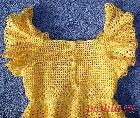 Платье крючком для девочки. Краткое описание от автора + схемы. 
Верх начала вязать по схемке, 
в последствии меняя рисунок по настроению.
Крылышки начально вязала по схеме
в последствии также меняя под своё представление.
Сделала фото, по нему можно тоже вязать (это тоже почти схема, в прошлый раз получила много вопросов, как именно я вязала их).
Материал: 100 % хлопок, нитки бобинные, толщина чуть толще чем Ирис, ушло 210 грамм.