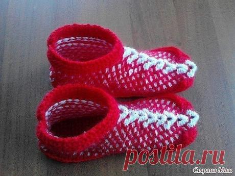 КАК СВЯЗАТЬ СПИЦАМИ ПОПУЛЯРНЫЕ ТАПОЧКИ

Необходима пряжа двух контрастных цветов, остатки от вязалок отлично подойдут. Когда будем вязать подошву, неплохо бы добавить еще одну нитку или просто взять пряжу потолще - для крепости подошвы. Расчет дан на ножку размера 38-39. Вяжем пока так, потом сами будете корректировать. Кроме того, у всех разная пряжа и спицы, да и плотность вязания разная. Поэтому вяжем сегодня тапочки как образец. У меня основная нитка (красная) Ализе с ...