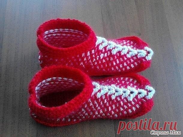 КАК СВЯЗАТЬ СПИЦАМИ ПОПУЛЯРНЫЕ ТАПОЧКИ

Необходима пряжа двух контрастных цветов, остатки от вязалок отлично подойдут. Когда будем вязать подошву, неплохо бы добавить еще одну нитку или просто взять пряжу потолще - для крепости подошвы. Расчет дан на ножку размера 38-39. Вяжем пока так, потом сами будете корректировать. Кроме того, у всех разная пряжа и спицы, да и плотность вязания разная. Поэтому вяжем сегодня тапочки как образец. У меня основная нитка (красная) Ализе с ...