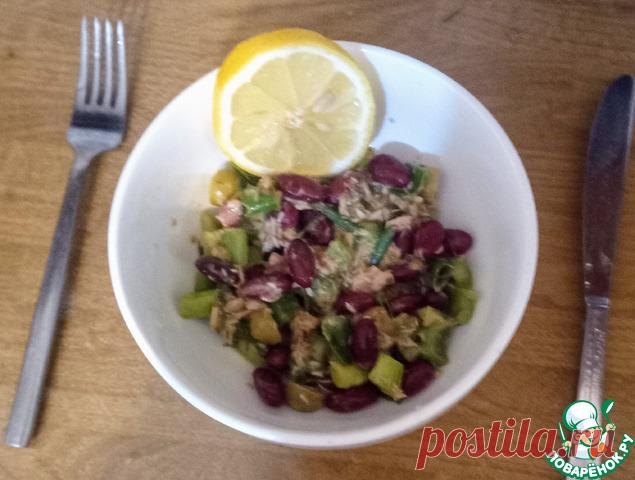 Салат из тунца и фасоли. Предлагается старое блюдо английской кухни, которое было популярно в 70-е годы прошлого века и представляло собой сочетание тунца и фасоли с различными добавками. Подавалось блюдо в двух видах : как салат, со множеством овощей, количество и состав которых варьировались - я их перечисляю как опциональные, а также в более холодные дни как закуска внутри печеного картофеля, давая возможность тунцу расплавиться.