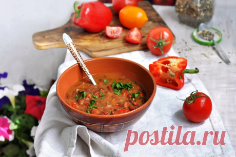 Чорба - болгарский фасолевый суп Чорба – это густой фасолевый суп. В Болгарии он очень популярен и каждая хозяйка готовит его по-своему, но неизменным остается одно – много овощей, специй и обязательно мята. Мяту можно брать как свежую, так и сушеную и этот необычный для нас ингредиент вносит свою неповторимую вкусовую нотку в блюдо. Если вы любите фасолевый суп, попробуйте приготовить болгарскую чорбу – это очень вкусно.