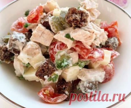 САЛАТ «БАВАРСКИЙ»
КБЖУ на 100 гр
86/12,7/3,6/5
Ингредиенты:
- Филе индейки 300 гр
- Помидоры 150 гр
- Сыр сулугуни 70 гр
- Маринованные огурцы 100 гр
- Бородинский хлеб 50 гр
- Петрушка 15 гр
- Йогурт натуральный 140 гр
- Соевый соус 1 ст л
- Чеснок сухой щепотка
- Соль, перец по вкусу
Приготовление:
1. Хлеб режем кубиками и подсушиваем в духовке.
2. Индейку (или курицу) можно отварить или запечь - по желанию. Нарезать кубиками.
3. Так же нарезать сыр, помид